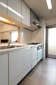 キッチンには食器洗浄乾燥機、浄水器、3口ガスコンロがついています