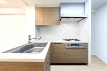 家族との会話が弾む対面式キッチン（CGで作成したリフォームイメージです）