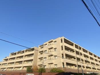 総戸数９１戸　２００３年９月築のマンションです。南西側からの外観です。