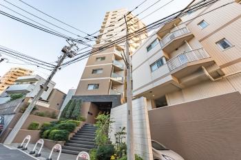 白山上に景観に映えるシンボリックな佇まい