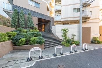 旧白山通りから一歩奥に入った場所に佇むエントランス