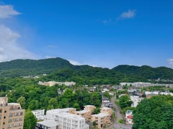 南西側バルコニーから　藻岩山方面　CGにより青空加工しています