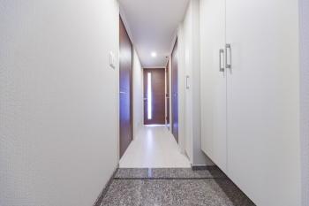 御影石張りの玄関