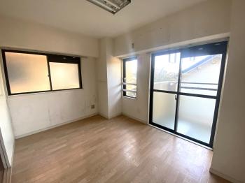 洋室にはクロゼットが備わっています。衣類のほか、日用品のストックなど収納可能。