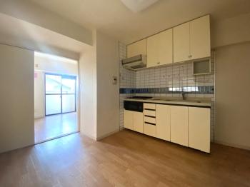 3口ガスコンロやグリルが付いているキッチンとダイニング