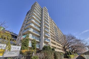 レンガ調の塀が居住者の方や来訪者を出迎えるマンション外観