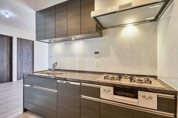 ディスポーザー、食器洗い乾燥機などが備わるシステムキッチン