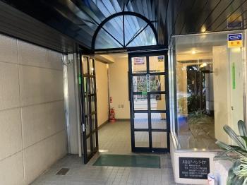 マンションエントランス前