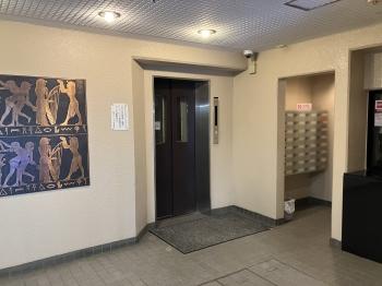 エレベーターが1基ございます。