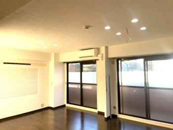 バルコニーに面した明るいリビング