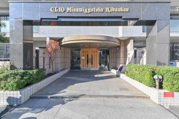 床面と腰壁に大理石を採用した重厚なエントランス