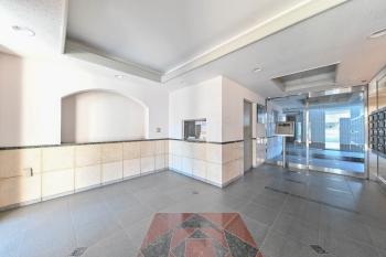 TVモニター付きオートロックを備えたエントランス風除室