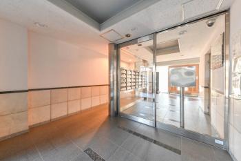 防犯に配慮したウォールスルータイプの集合郵便受