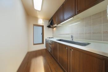 窓付きキッチンで換気がしやすい設計（CGで作成したリフォームイメージです。）