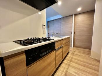 3口コンロの対面式キッチン　家具の負担を軽減する食洗機付き