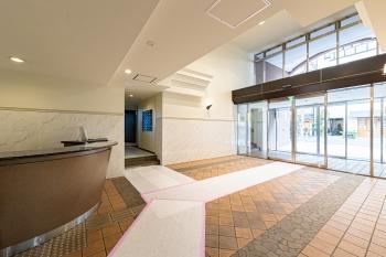 エントランスフロアはガラス張りにより、開放的でホテルライクな空間を演出します。