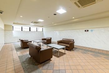 待ち合わせ場所として利用できるソファー付きのロビーです。