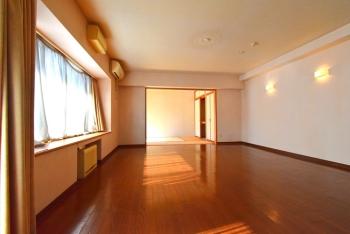 １階住戸のみ、リビングダイニングに床暖房がございます。