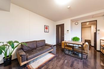 大人の雰囲気が漂うダーク系のリビングダイニングです。