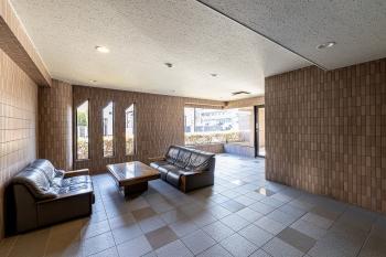 来客時や待ち合わせにお使いいただけるソファが設置されているロビー