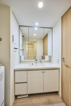 裏収納付き三面鏡洗面台