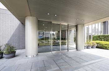 重厚感と植栽の潤いを感じるエントランス