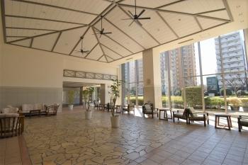 明るく広がりを感じるロビー