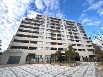 2018年3月竣工×西・南角住戸×ガラス素材を活かした透明感のある外観