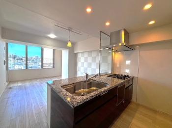 清潔感と質感のある天然御影石のキッチン天板