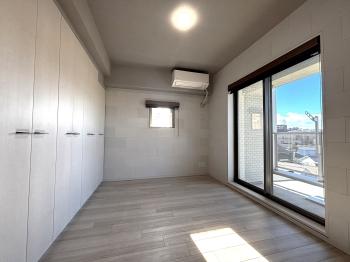 リビングダイニングを繋げることも可能な約6.0帖の洋室（１）