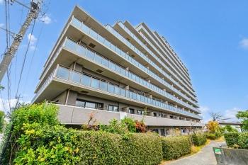 現地南西側からの外観写真。