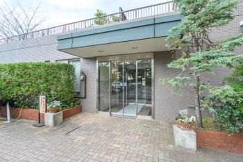 鮮やかな植栽を配したエントランス。