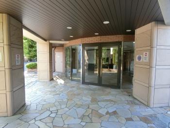 エントランスはガラス張りでホテルライクな空間です