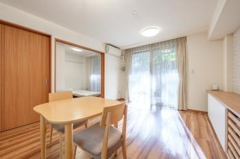 天井近くまでの高さのあるワイド＆ハイサッシ仕様のリビング・ダイニング