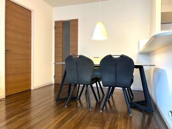 お好みのダイニングテーブルを置くことができます。