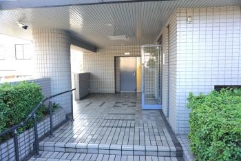 エントランスロビー入口前です