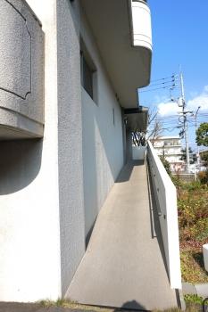 エントランスロビーへはスロープでもつながっています
