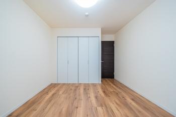 約7.0帖の洋室（リビング出て1番目）