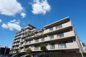 建物外観（南東側から）　落ち着いた色調のライトブラウンのタイル貼り