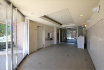 風除室　ＴＶモニター付きオートロックを備えたエントランス風除室