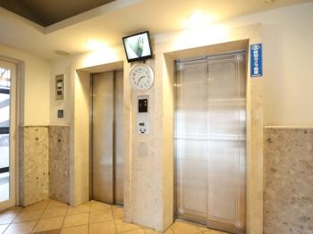 エレベーターが２基ございます。