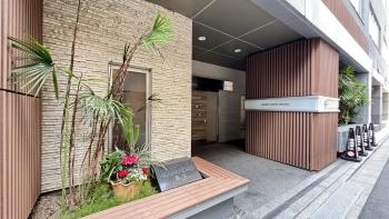 南面側に面しているマンションの入口になります。