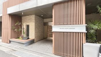 南面側に面しているマンションの入口になります。