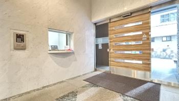 オートロック機能が設置されている風除室になります。