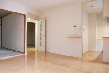 インターホンの下には使い勝手のよいミニカウンターが設置されています