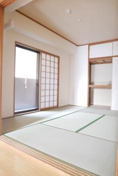 約6.0帖の和室です（南西向きバルコニーに面しています）