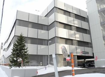 敷地内自走式駐車場（有償）　屋上階にはロードヒーティング敷設