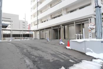 住居棟とはカバードウォークと結ばれており、雨や雪に配慮されております