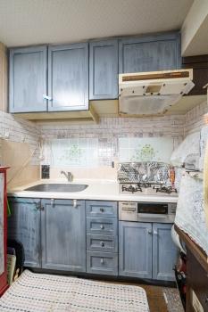 上部に吊り戸棚があり、台所道具を収納できます