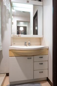 身だしなみを整えやすい、二面鏡付き洗面化粧台です